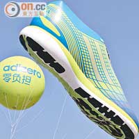 無論在起點或全馬終點，都飄起設計別致的大型adidas鞋形氣球。