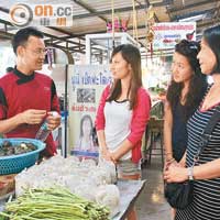 Tao親自帶大家到當地菜市場，並分享挑選新鮮食材的秘技。 