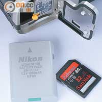 採用EN-EL14a鋰電池及支援SD記憶卡，電池可拍攝約1,400張相片。