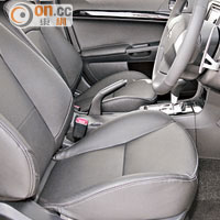 前排駕駛席採用電動調控真皮座椅，方便又舒適。