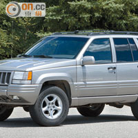 1993年<br>首代Grand Cherokee在當年舉行的北美國際車展亮相，並以出眾On-road和Off-road表現取悅車迷。