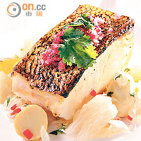 智利鱸魚 $198<br>鱸魚煎得皮脆肉嫩，豐腴滋味，佐以柚子水果沙律及鮮筍，口感清新平衡。