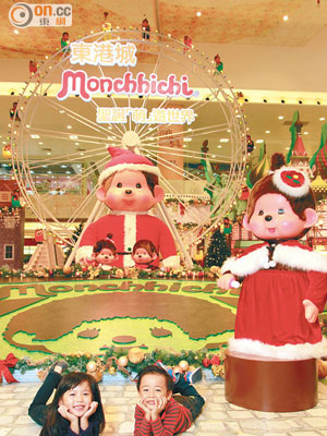 巨型版Monchhichi率先換上聖誕老人裝，很搶眼呢！