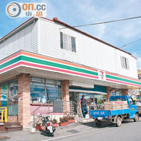 全台灣最高的7-11富嘉便利店就在民宿旁，想吃消夜幾時都得。