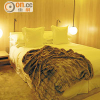 房間以橡木配上柔和燈光，在冬日零舍和暖。