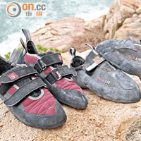 攀石鞋鞋尖設有特製膠面，可「食住」岩石表面。鞋底較平（左）適合初學者，鞋底較彎（右）適合高手。