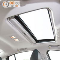 分屬標準配備的電動天窗，使車廂變得開揚。