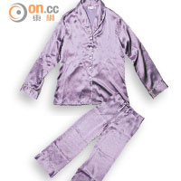 Olivia von Halle<br>粉紫色圖案睡衣 $3,550（b）