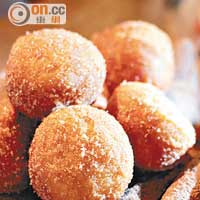 Cinnamon Doughnuts $78<br>外國版沙翁釀入肉桂味忌廉，面層灑上沙糖，以原條肉桂架成「柴火」，造型破格。