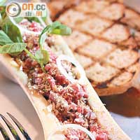 Aussie Steak Tartare $158　<br>生牛肉他他混了骨髓調味後釀回牛骨內，原始粗獷味在舌尖化不開。