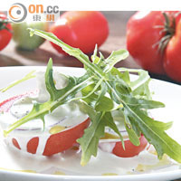 Tomato Salad $120 <br>Sven Wunram覺得番茄的酸香可以帶出Grill Food的肉香，這個前菜除有番茄外，還有藍芝士汁，很醒胃。