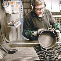 每個staub鍋具連蓋均是人手原模注鐵漿鑄造而成，密封能力佳而且保溫力強。