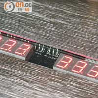 用家可透過兩組液晶數字顯示屏，實時了解兩個唱盤的轉速。