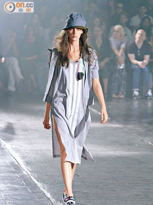 品牌經典標誌三間被拉長成為灰色連身裙上的圖案。