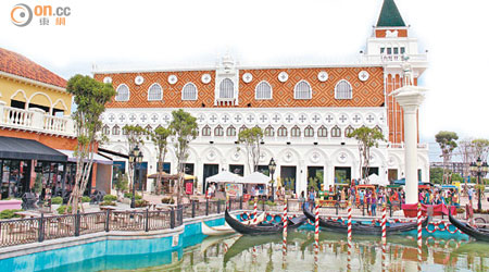 The Venezia Hua Hin內最富代表性的莫過於是高23米的聖馬可鐘樓。