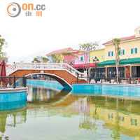 長200米的迷你版大運河，可乘坐貢多拉船感受箇中風情。