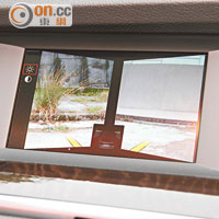 中控台6.5吋屏幕可連接車身鏡頭，顯示周遭環境。