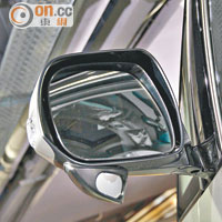 電動摺合側鏡設有指揮燈及附助小鏡，減少盲點，泊車睇位更容易。
