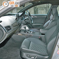 採用RS6 Avant專屬的高性能跑車座椅，對背部的承托力極高。