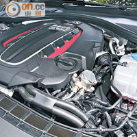 全新V8 TFSI雙渦輪增壓引擎，可輸出狂野動力，又有節能優點。