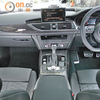 車廂布局擁Audi家族式元素，並有碳纖裝飾突出跑味。