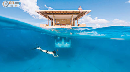 獨立套房如浮台般置身Zanzibar群島的湛藍海洋中。