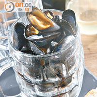 Mussels $100/250克逢星期四返貨的澳洲青口是熟客必點的菜式，用白酒及蒜蓉調味，更能突出青口的鮮味與爽滑嚼勁。