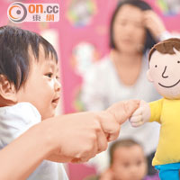 題材生活化的ORT故事，有助提升小朋友自主學習能力。
