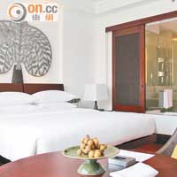 酒店房間寬敞舒適，並採用了半開放式的浴室設計。