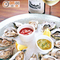 Freshly Shucked Oysters $415/12隻<br>生蠔主要從法國及澳洲入貨，法國蠔細膩帶海水味，澳洲蠔則爽滑富層次，蘸點青瓜醋及雞尾酒醬別有一番滋味。