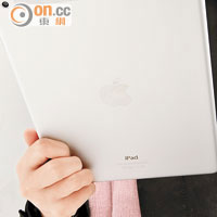iPad Air用上金屬背殼，散熱能力一流，加上469g單手拎都唔攰。