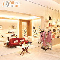 女裝區以木材色調為主，環境明亮優雅；品牌更率先帶來全新的Icons Collection。