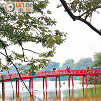 還劍湖上連接玉山祠的紅色拱橋帶點日式風情。
