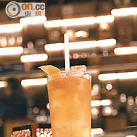 酒吧有幾款獨賣Cocktail，這杯Botanical Garden以香茅、蜜糖和薑等調配而成，味道清新，VND195,000（約HK$72）。