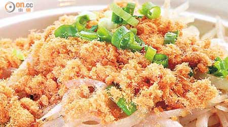 香酥肉鬆炒蘿蔔絲 $168（a）<br>入冬後蘿蔔少了苦澀，切成幼條，加入中菜廳自家製的馬拉盞，只需略炒，爽中帶甜。