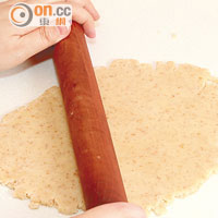Step 2. 把麵糰壓平至0.5cm厚，利用餅模印出若干心心形狀，再放入焗爐以160℃焗10~15分鐘至金黃色為止，放涼後備用。