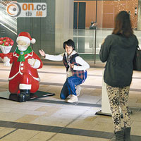 即場和聖誕老人一同跪下，想不到日本人也有點幽默感！