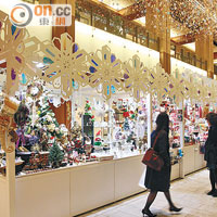商場內有聖誕市集攤檔，售賣各式聖誕用品和聖誕卡。