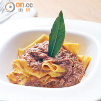 Pappardelle Al Cinghiale $188<br>燴野豬肉的工序繁複，先用蔬菜、紅酒和香草將豬肉醃製，經低溫烤焗後撕成肉碎後煮成醬，配自家製意大利闊麵，味道濃郁不帶羶，另有Gluten-free及Kamut Wheat供選擇。