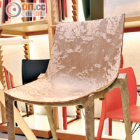 Zartan Raw Chair<br>Philippe Starck設計，以回收聚丙烯作主材料，混合打成粉狀的回收木料、亞麻纖維與黃麻纖維等成分製作，椅面遍布植物纖維的自然觸感，成功顛覆塑膠予人光滑的傳統印象。$3,700