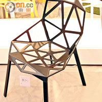 Chair One系列<br>堪稱Magis的王牌設計，由德國設計師Konstantin Grcic以鋁金屬和鈦金屬製成，以多個中空的三角形組合，時尚簡約的造型兼備強而有力的承托結構。$3,400~$3,500