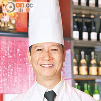 張志華師傅入廚超過25年，先後於多家著名酒店及日本餐廳任職，最擅長炮製鐵板燒及和風料理。 
