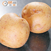 男爵薯仔外表扁圓、水分充足、口感鬆軟、澱粉含量較高，適合製作薯蓉。