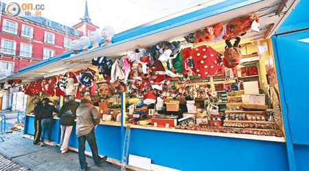 聖誕市集賣的都是實惠的聖誕裝飾，深得當地人喜愛。