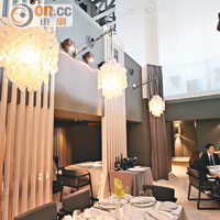 雖說是名廚餐廳，但裝潢實而不華，跟古典建築很融和。