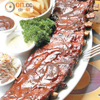 BBQ Full Slab of Ribs $280<br>每份都大約有13條豬肋骨的重量級Ribs，塗上混合香草的醬料燒至剛熟，佐酒一流。