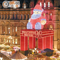 巨型聖誕老人燈飾空降Albert Square，增加不少聖誕氣氛。