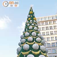 超巨型的聖誕樹，是遊人拍照留念的指定地點。