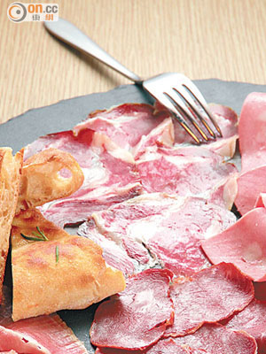 Prime Italian Cold Cuts  $290/大<br>大部分火腿都是從意大利運來，肉味香濃，配麵包吃鹹香十足，簡單惹味。