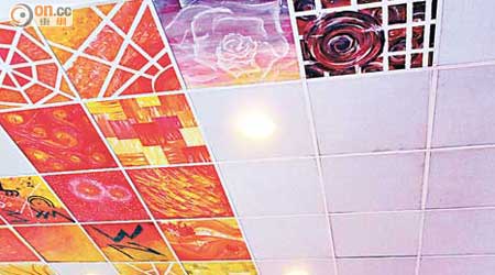 天花板以彩虹7種顏色為主題，排列成恍如飛龍在天的形態。